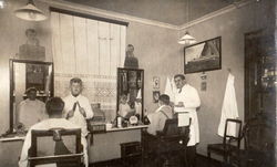 Kjell Thon var som 12-åring såpegutt hos Frisørmester Harvey i Suphammergården.