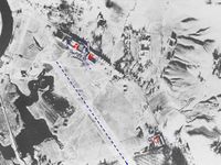 Bildet til høyre er tatt fra et Liberator-fly klokken 12.30, like før bombene begynte å falle. USAAF (KFF).