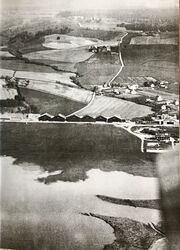 Kjeller flyplass med Kjeller gård under flom 1927.