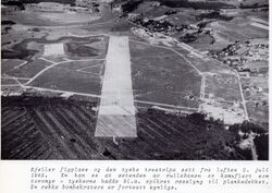 Kjeller luftfoto fra øst 2. juli 1945. Jagerbataljonens hangar er jevnet med jorden.