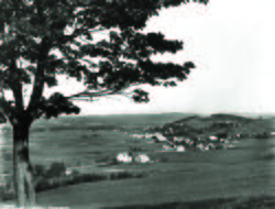 Dette postkortet fra 1934 viser utsikten mot Kjeller og Kjellerholen sett fra Brøter. Fjellanlegget lå i åsen nedenfor Vestre Nitteberg gård i bakgrunnen til høyre.