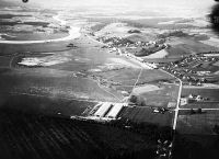 Kjeller besto før krigen av tre mindre, adskilte gressletter. Foto tatt mot vest med Nitelva i bakgrunnen.