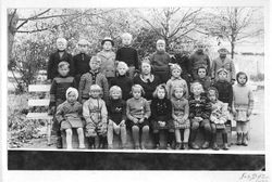 Kjeller småskole 1939 med frk Nøkleby 1-2 klasse.