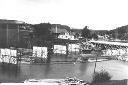 Kjellerholen bru fra 1877 erstattes av ny bru. Kjellerholen gård i bakgrunnen.