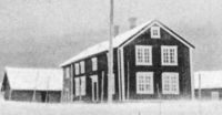 Kjerkstuggu («Almuestuen») i Åsen ca. 1910. Lokaler for Vedul skole fra ca. 1861 til ny skolebygning stod ferdig ca. 1890. Foto: Ukjent