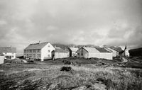 Kjerringøy handelssted med Kjerringøy kyrkje i bakgrunnen. Foto: Halvor Vreim (1948).