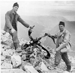 Kjetil Mårdalen og Arne Bratterud med vrakrester.