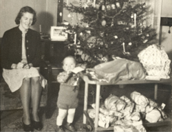 Klara Syversen med sønnen Øyvind julen 1944. Hun visste ennå ikke at Rolf Syversen var skutt 30.10.44. Kilde: Carl Fredriksens Transport.