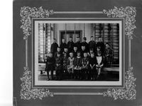 Kåre sammen med sine klassekamerater. (Dette bildet hadde han nok ikke med seg)