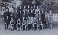 Klassebilde - Kirkekretsen skole 1938 ved øvre inngangen til Vang kirke. Modolf Westli nr. 4 fra venstre, bakerste rekke. Foto: Ukjent