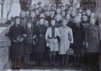 Klassebilde - Kirkekretsen skole 1939 ved trappen opp til Vang kirke. Modolf Westli til venstre bak klasseforstander med hatt. Foto: Thiis Juell, Brumunddal