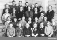 Lærar Slettemoen med klassen inni Moen skule mellom 1936 og 1938. Foto: Johannes K. Brye, Hol bygdearkiv.