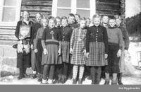 Lærar Slettemoen med klassen utanfor skulen i Moen mellom 1940 og 1943. Ukjend fotograf, Hol bygdearkiv.