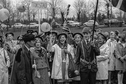 Rektor Søbstad og 9. klassingene på vei til Skaugum 1967. Foto: Henning Sæther