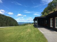Nordsida av toppen av Krokkleiva viser restene av den gamle tønneheisen fortsatt står.