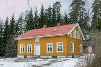 Den første skolebygningen på Klemetsrud fra 1867. Foto: Leif-Harald Ruud (2005)