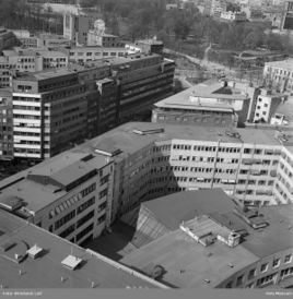 Utsikt fra Oslo rådhus med bygningen som huser selve salen midt i kvartalet. Foto: Leif Ørnelund/Oslo Museum (1974).