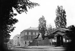 Porten til Klingenberg-området mot Stortingsgata, før Tivander etablerte Tivoli. Foto: Ole Tobias Olsen/Oslo Museum (1863-1877).