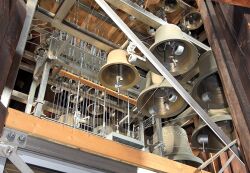 Klokkespillet, levert av Olsen Nauen klokkestøperi i 2003. Foto: Den norske kirke