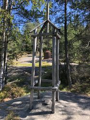 Klokketårnet som varslet veifarende med kløvtransport om enveiskjøring på Oldtidsveien.