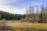 Kloppa i nordøstenden av Assurtjerna i februar. Sommerstid er dette et populært badested. Foto: Leif-Harald Ruud (2020)