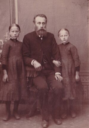 Knud Aukland med døtre (beskjært).jpg