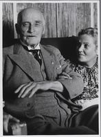 Knut Hamsun og datteren Ellinor. Foto: Ukjent (1944).