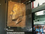 Porterttrelieff i bronse av Knut Haugland ved inngangen til museet. Foto: Stig Rune Pedersen