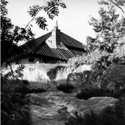 Hytte tilpasset terrenget, tegnet av Knut Knutsen til ham selv, oppført 1949. Foto: Talette Rørvik Simonsen/Nasjonalmuseet (1949-1951).