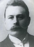 Knut M. Saue, kom fra Voss, ble aktet liberal samfunnsborger og forretningsmann - og også medlem av styret i Arbeidersamfundet.