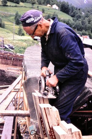 Knut sagar tappar på spantetoppen.jpg