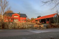 I de første 25 årene hadde Oppegård sparebank kontor i et kvistværelse på Hovedgården (Kullebunden). Foto: Leif-Harald Ruud (2020).