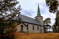 Kolbotn kirke fra 1932 ligger på en høyde øst for tettstedet. Foto: Leif-Harald Ruud (2021)