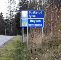 Kommunegrensa mellom Asker og Røyken, som også var fylkesgrense mellom Akershus og Buskerud. Foto: Trym Skogstad (2019).