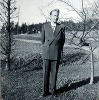 Konfirmant Steinar våren 1954. Eplehagen i bakgrunnen har her forsvunnet.