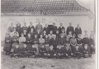 Konfirmanter utenfor Haug kirke i 1910.