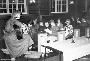 Konfirmantundervisning i Åros kirke 1986 (RHB-0855).jpg