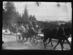 Edvard VII og Haakon VII på Voksenkollen i Kristiania i 1908. Foto: Ukjent / Nasjonalbiblioteket