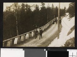 Edvard VII og Haakon VII spaserer på Voksenkollen i Kristiania i 1908. Foto: Ukjent / Nasjonalbiblioteket