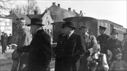 Kong Haakon med følge ankommer Hamar stasjon 9. april 1940 kl 11.15.