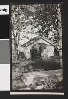 125. Kong Haakon på kirkegården ved Hovin kirke - no-nb digifoto 20160415 00250 bldsa EYDE00105.jpg