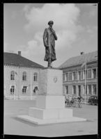 239. Kong Haakon statuen, Kristiansand - no-nb digifoto 20151021 00035 NB MIT FNR 10099.jpg