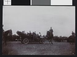 Kong_Haakon_og_Dronning_Maud_i_Sam_Eydes_bil_-_no-nb_digifoto_20160415_00278_bldsa_EYDE00138