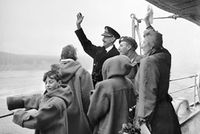 Kongefamilien vender hjem 7. juni 1945, på HMS «Norfolk». Foto: Løytnant E.A. Zimmerman