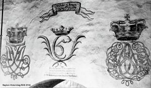 Kongemonogrammer over korbuen i Røyken kirke. Til venstre kong Frederik VI.s monogram. I midten kong Christian V.s monogram. Til høyre dronning Anna Sophies monogram (dronning 1670-1699) Hun var Christian Vs dronning. (Foto; 1970-tallet Ole Sønju/Røyken Historielag)