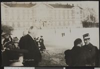 46. Kongens ankomst til Aas Landbrugshøiskole - no-nb digifoto 20160216 00449 bldsa PK14308.jpg