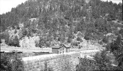 Kongens dam demmer opp Hellestveitvann. Foto: Joakim M.J. Wik /NVE (1935).