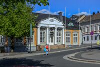 Bankbygningen i Kongens gate 15 sett fra Dronningens gate. Foto: Leif-Harald Ruud (2020)