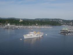 Kongeskipet i Frognerkilen med Kongen til høyre i bildet og Oscarshall i bakgrunnen. Foto: Stig Rune Pedersen (2011).