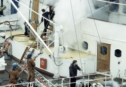 Slukkingsarbeid ombord på Kongeskipet 7. mars 1985. Foto: Svend Aage Madsen (1985).